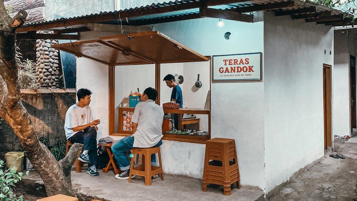 Teras Gandok bisa dijadikan alternatif sarapan sekaligus beristirahat untuk melepas penat saat berolahraga. 