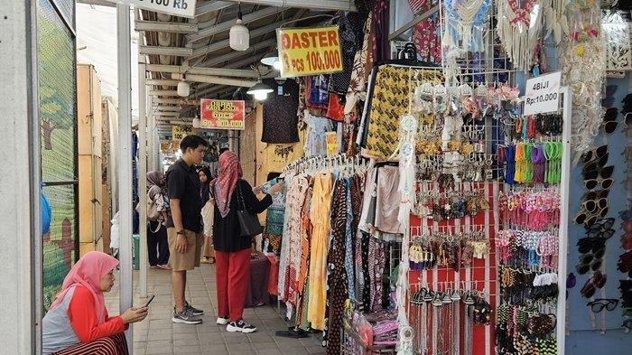 Aktivitas jual beli di Teras Malioboro 2 Yogyakarta.