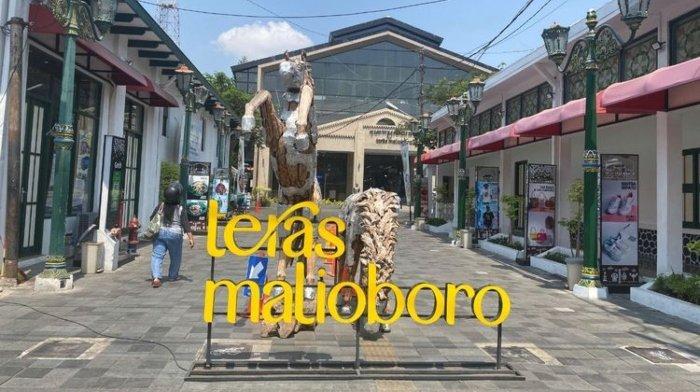 Teras Malioboro, pusat perbelanjaan oleh-oleh khas Jogja yang harganya terjangkau. Tampak depan Teras Malioboro 1 di kawasan Malioboro, Yogyakarta, Jumat (12/10/2023).