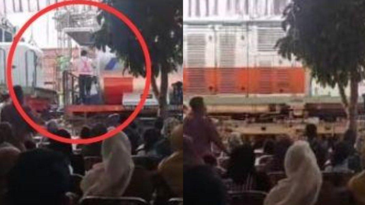 Terekam momen kereta api melintas di depan panggung pernikahan di Cilacap, Jawa Tengah. Reaksi masinis disorot, ikutan berjoget.