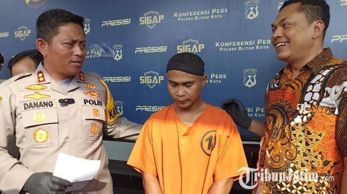 Tersangka kasus pembunuhan istri yang jasadnya dicor di lantai kamar di Desa Bacem, Kecamatan Ponggok, Kabupaten Blitar saat berada di Mapolres Blitar Kota, Jumat (24/11/2023)