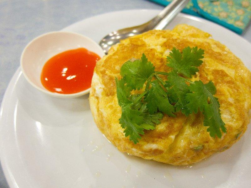 Thai Omelette, satu jajanan kaki lima yang populer di Thailand.