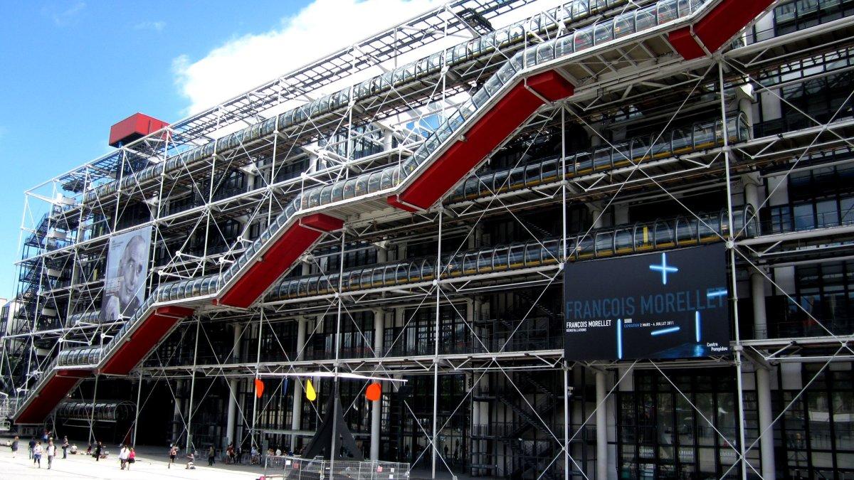 The Centre Pompidou, satu museum terbaik di Paris Prancis yang menarik buat kamu jelajahi.