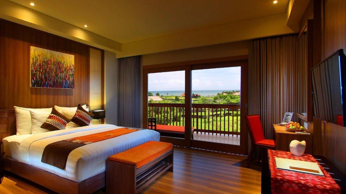 The Kirana Canggu Hotel, satu hotel bintang 4 di Canggu Bali yang memiliki fasilitas kolam renang dengan tarif inap mulai Rp 300 ribuan.