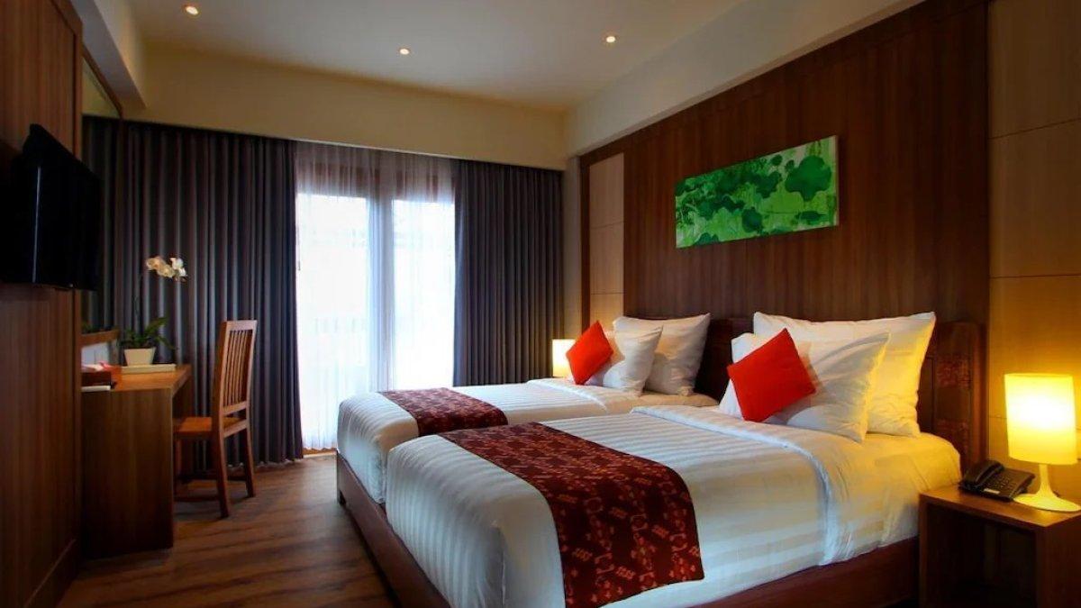 The Kirana Canggu Hotel, satu hotel bintang 4 di Canggu Bali yang memiliki fasilitas kolam renang dengan tarif inap mulai Rp 300 ribuan.