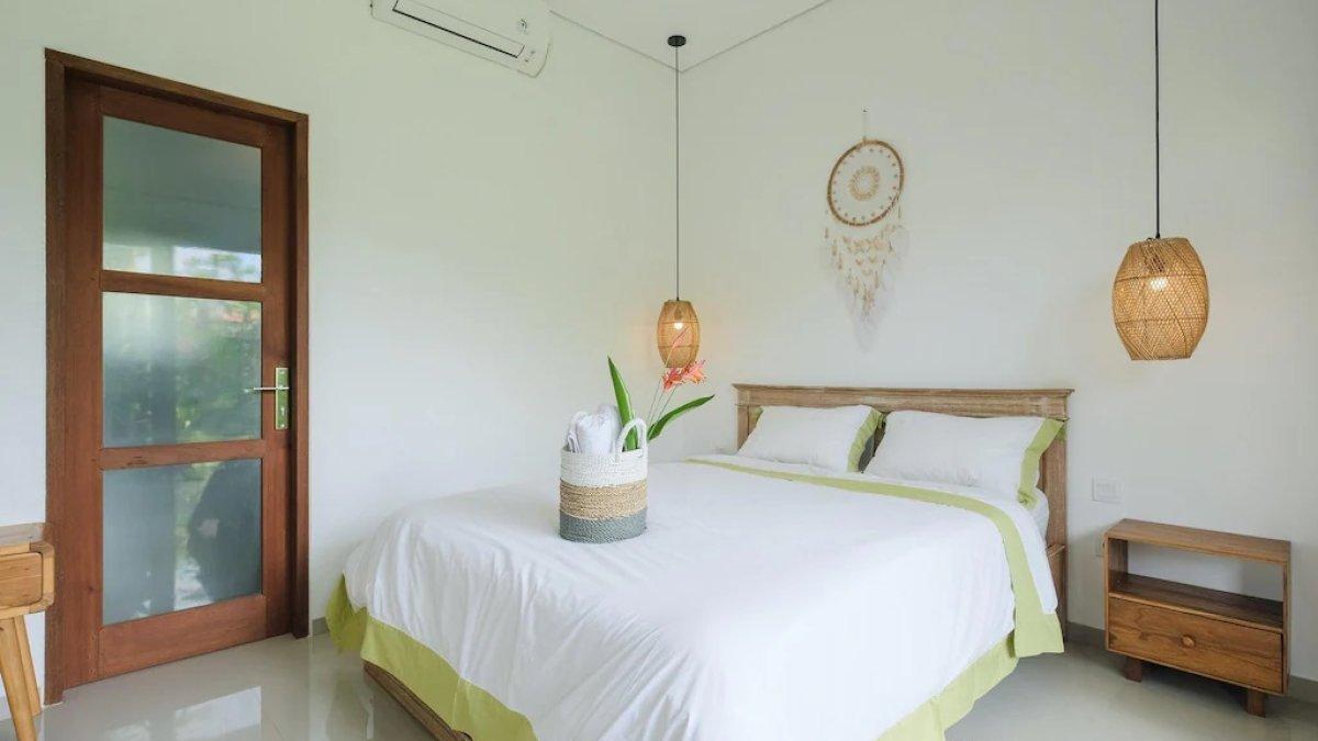 The Kumpi Bali by The Lavana, satu hotel bintang 4 di Canggu Bali menawarkan fasilitas kolam renang dengan tarif inap mulai Rp 300 ribuan.
