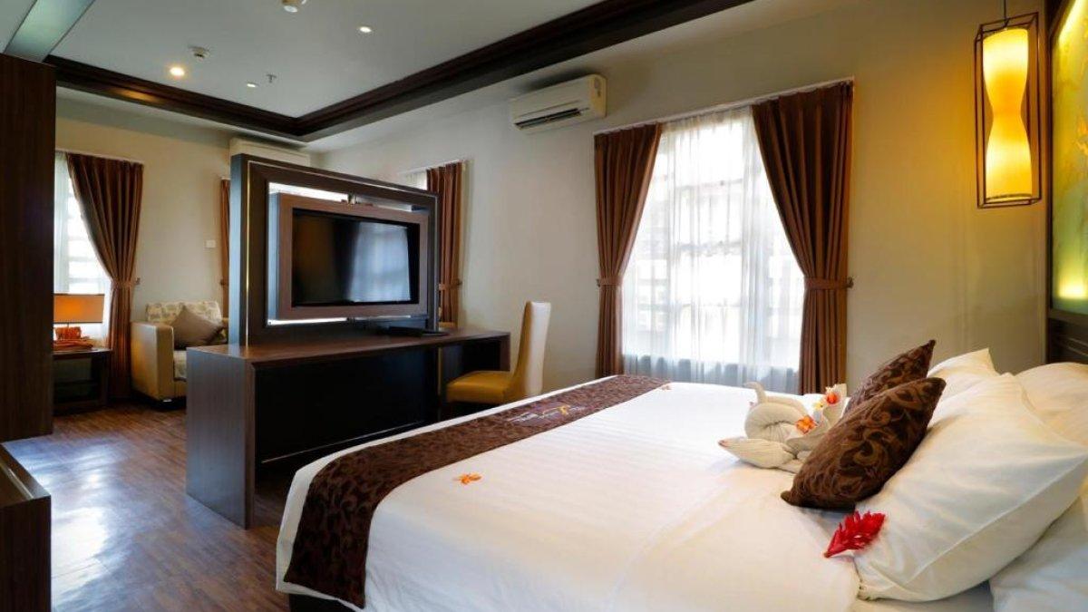 The Lerina Hotel Bali, satu hotel bintang 4 di Nusa Dua Bali menawarkan fasilitas kolam renang dengan tarif inap mulai Rp 300 ribuan.