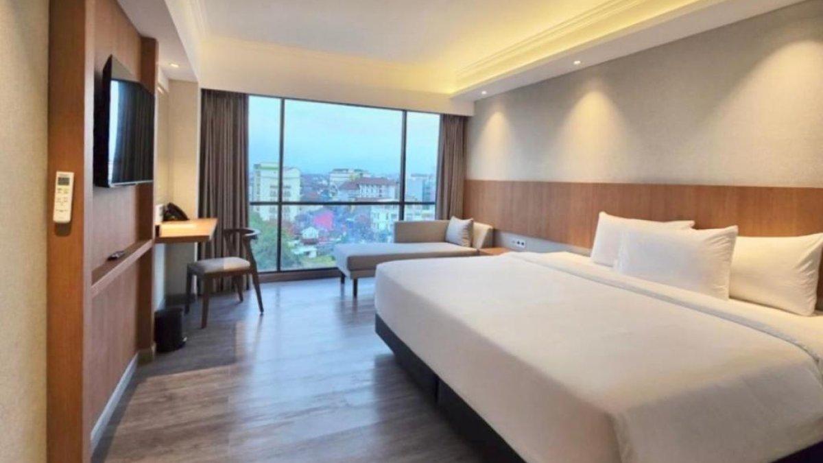 The Malioboro Hotel and Conference Yogyakarta, satu hotel bintang 4 dekat Stasiun Jogja punya fasilitas kolam renang dengan tarif inap mulai Rp 500 ribuan.