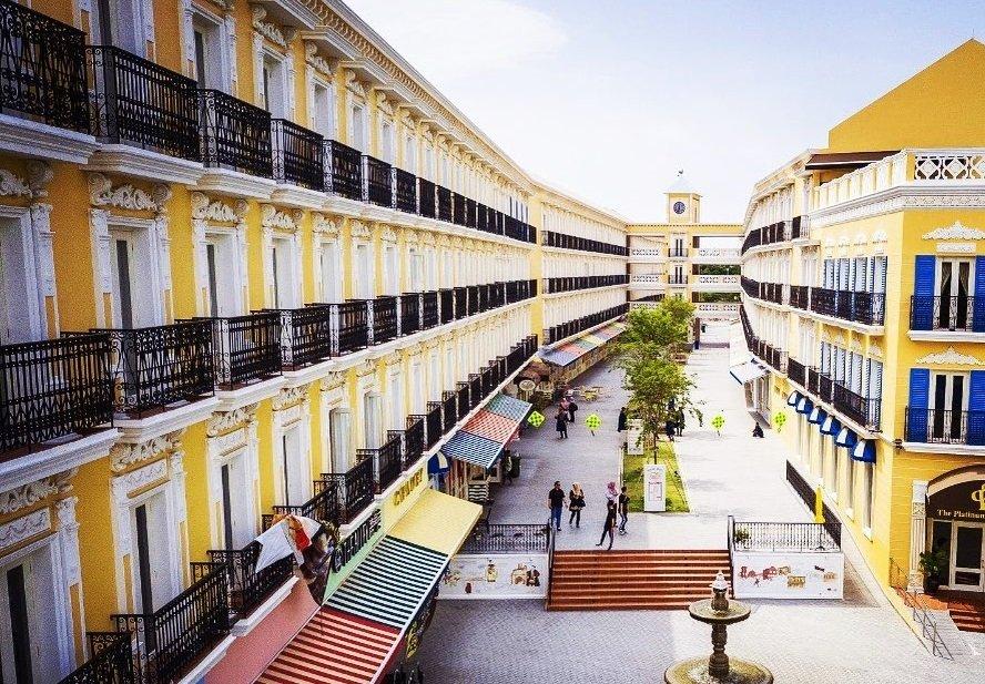 The Riviera Suites, satu tempat wisata di Melaka Malaysia yang dikenal estetik dan instagenic buat pemburu foto.