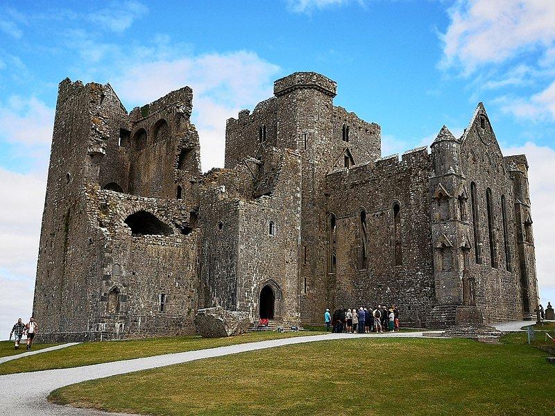 The Rock Of Cashel, satu tempat di Irlandia buat bertemu peri.