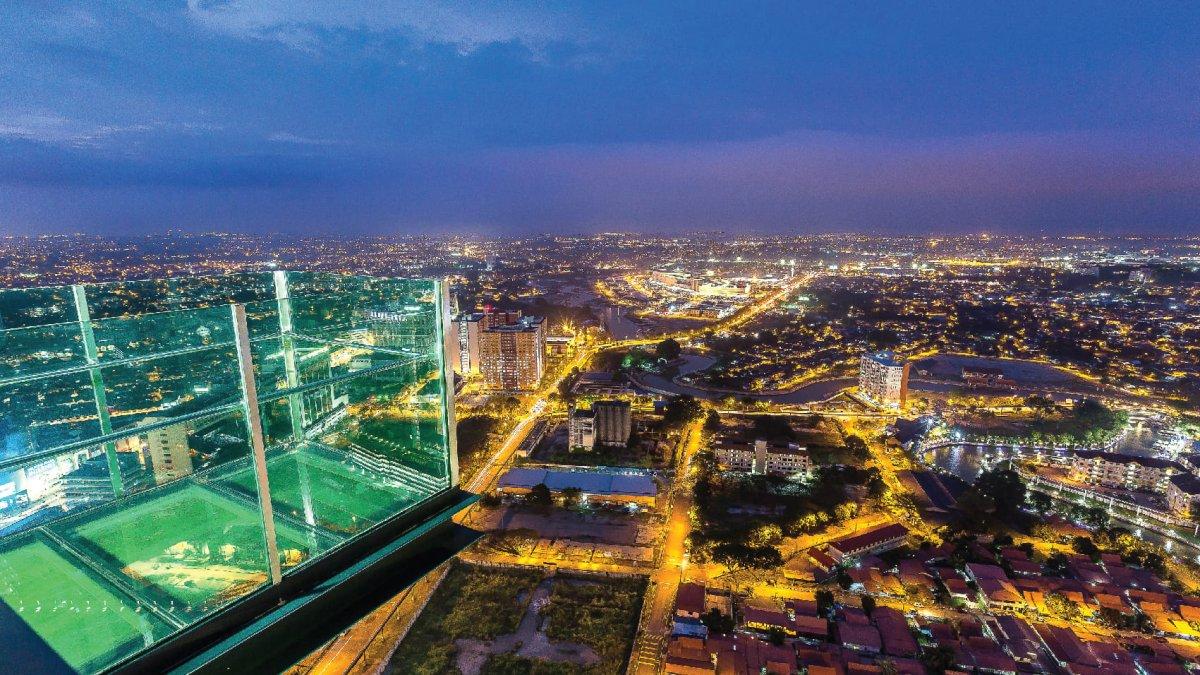 The Shore Sky Tower, satu tempat wisata di Melaka Malaysia yang dikenal estetik dan instagenic buat pemburu foto.