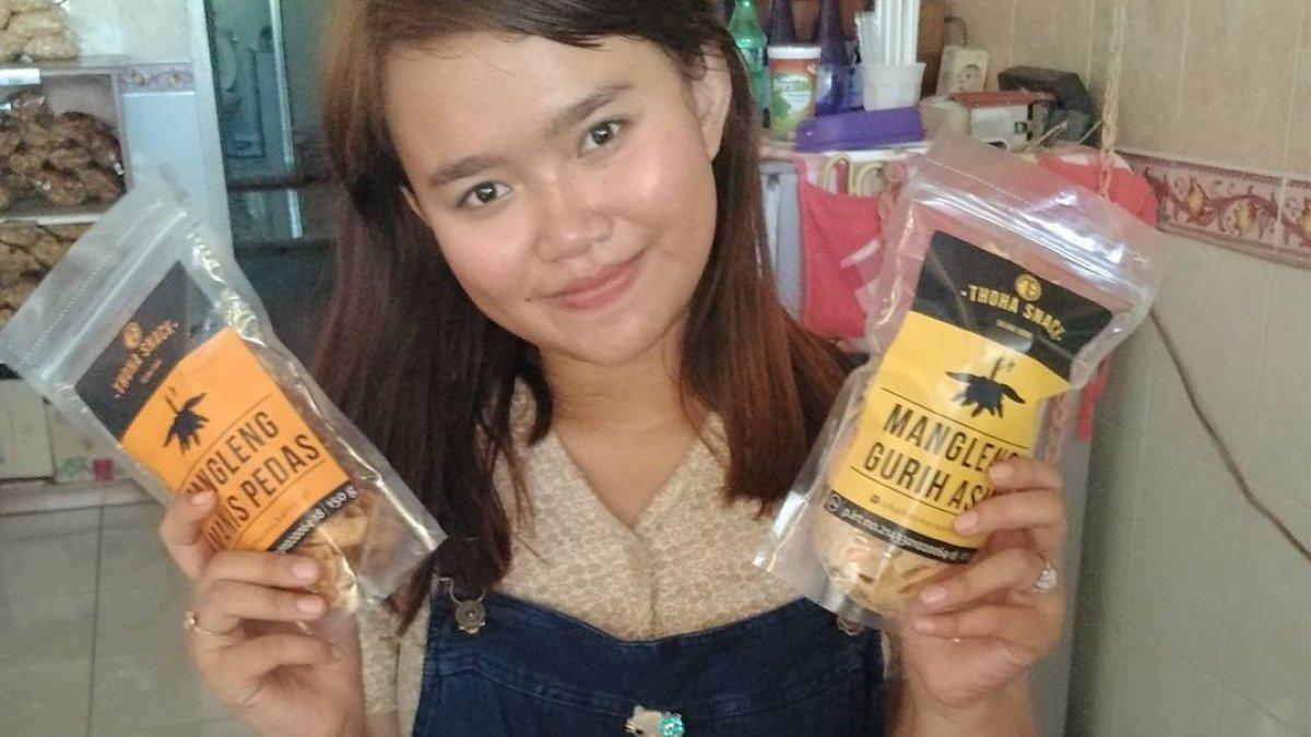 Thoha Snack, satu pusat oleh-oleh di Cilacap yang terkenal murah dan lengkap.