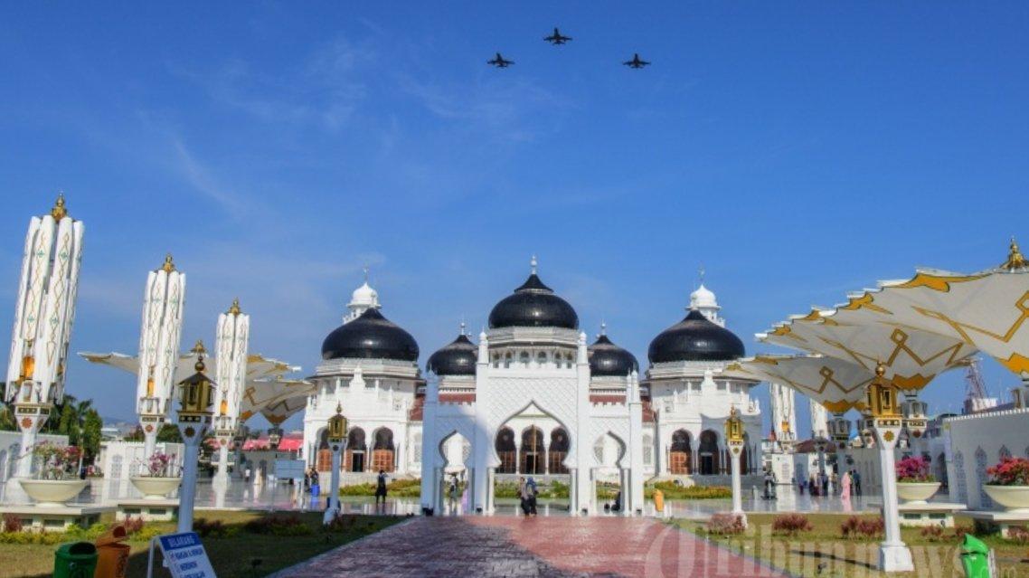 Tiga pesawat tempur jenis Hawk 100/200 melakukan flypass di atas Masjid Raya Baiturrahman, Banda Aceh, Jumat (2/3/3018).