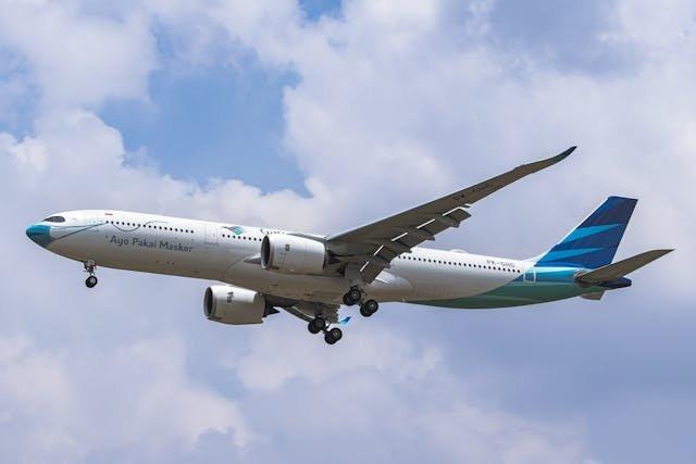 Pesawat Garuda Indonesia rute Makassar-Manado.