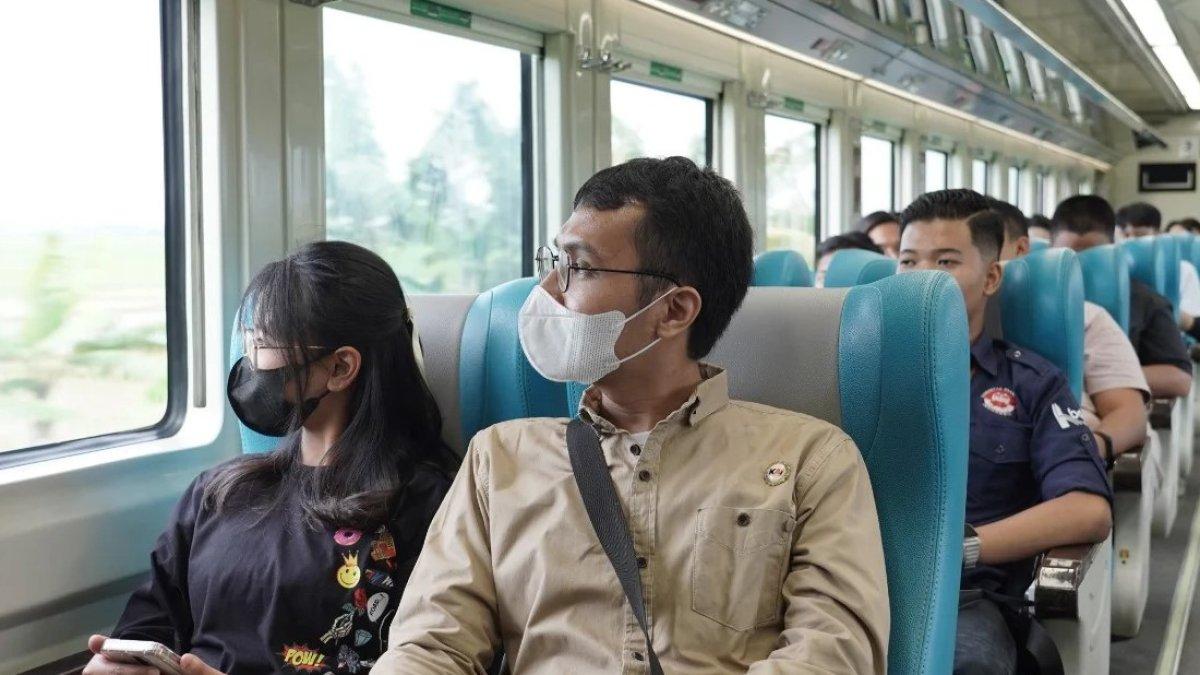 PT Kereta Api Indonesia (Persero) membuka kembali pemesanan tiket KA tambahan Lebaran tahap kedua sebanyak 24 KA yang dapat dipesan mulai Kamis (7/3). Tiket KA tambahan tersebut dapat dipesan melalui aplikasi Access by KAI, web kai.id, dan seluruh channel penjualan online resmi lainnya.