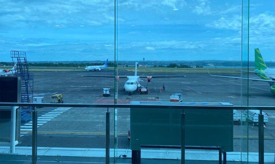 Sejumlah pesawat tengah parkir dan bersiap lepas landas di Bandara I Gusti Ngurah Rai Bali, Senin (22/1/2024).