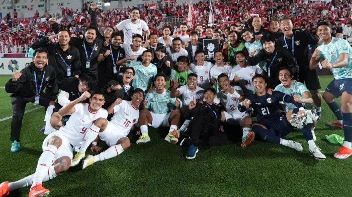 Timnas Indonesia berfoto dengan pelatih Shin Tae-yong setelah pertandingan melawan Korea Selatan.