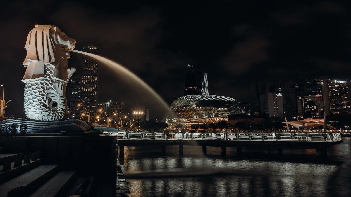 Suasana malam di Singapura