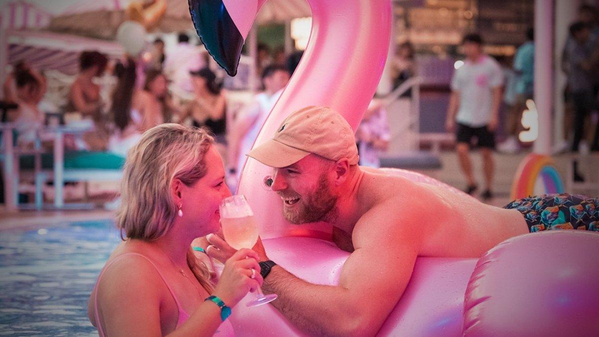 Tipsy Unicorn, satu beach club bar terbaik di Sentosa Singapura buat healing.