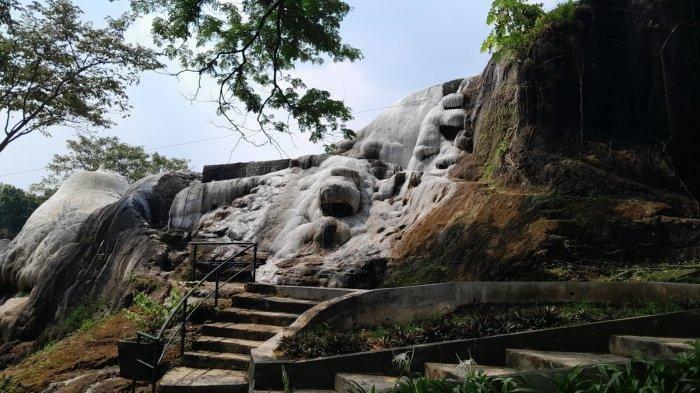 Tirta Sayaga berlokasi di Desa Bojong Indah, Kecamatan Parung, Kabupaten Bogor, Jawa Barat.