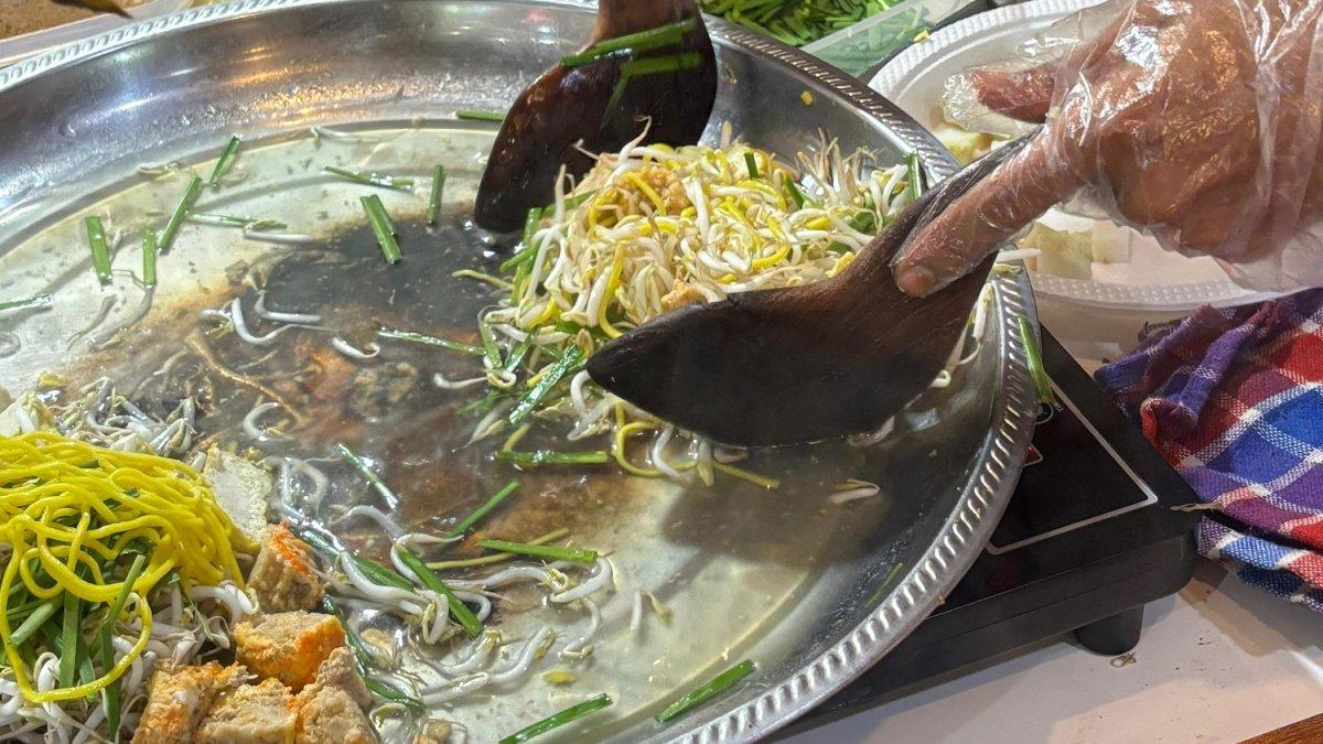Toge goreng khas Bogor dengan kuah gurih disajikan langsung di booth UMKM kuliner Kampung Nusantara.