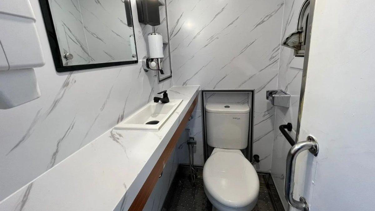 Toilet kereta ekonomi new generation versi modifikasi.