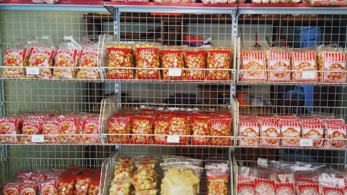 Toko Sari Rasa, satu pusat oleh-oleh di Cilacap yang terkenal murah dan lengkap.