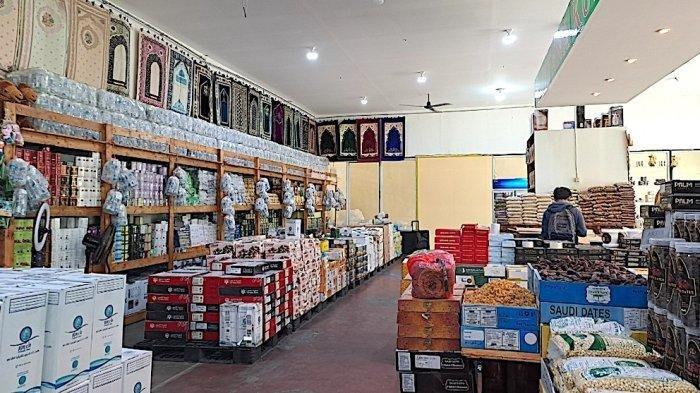 Toko oleh-oleh haji Istana Kurma, di Jalan KH Mas Mansyur, Kebon Melati, Tanah Abang, Jakarta Pusat, Jakarta ramai diserbu pembeli saat momen Idul Adha.