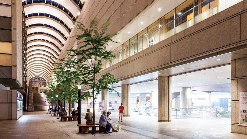 Tokyo Opera City, satu tempat wisata terbaik di Shinjuku Tokyo Jepang.