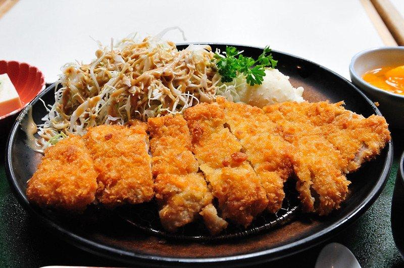 Tonkatsu, satu masakan tradisional Jepang yang sebenarnya datang dari luar negeri.