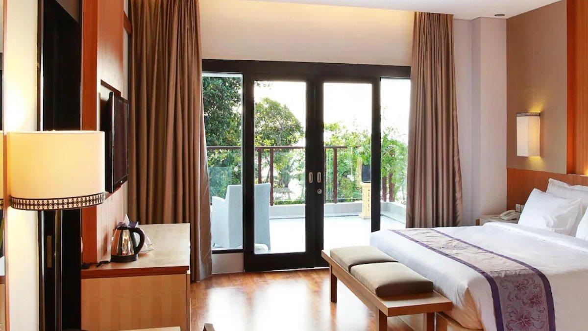 Truntum Kuta - Formerly Grand Inna Kuta, satu hotel bintang 4 dekat Waterbom Bali yang menawarkan fasilitas kolam renang dengan tarif inap mulai Rp 200 ribuan.
