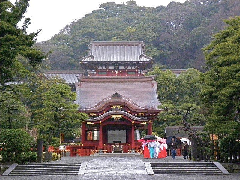Tsurugaoka Hachimangu, satu kuil Shinto terbaik di Jepang untuk merayakan tahun baru.