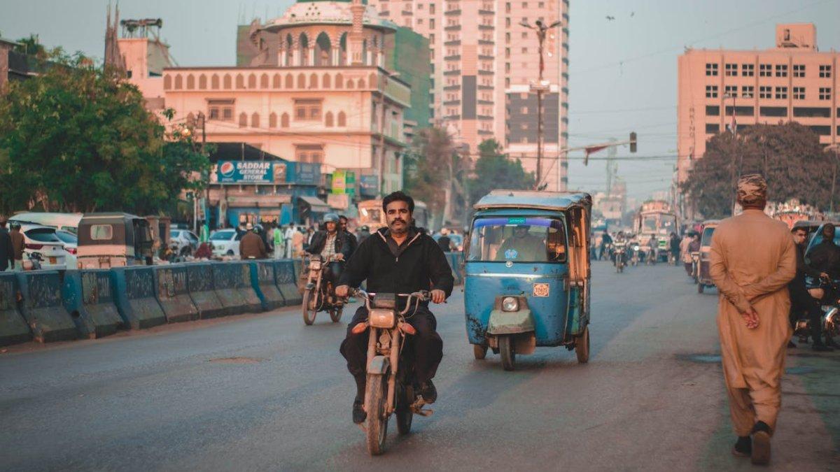 Tuk-tuk, satu transportasi yang bisa kamu gunakan di Kairo Mesir.