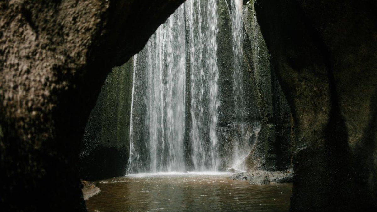 Tukad Cepung Waterfall, satu air terjun terbaik di Bali buat liburan akhir pekan.