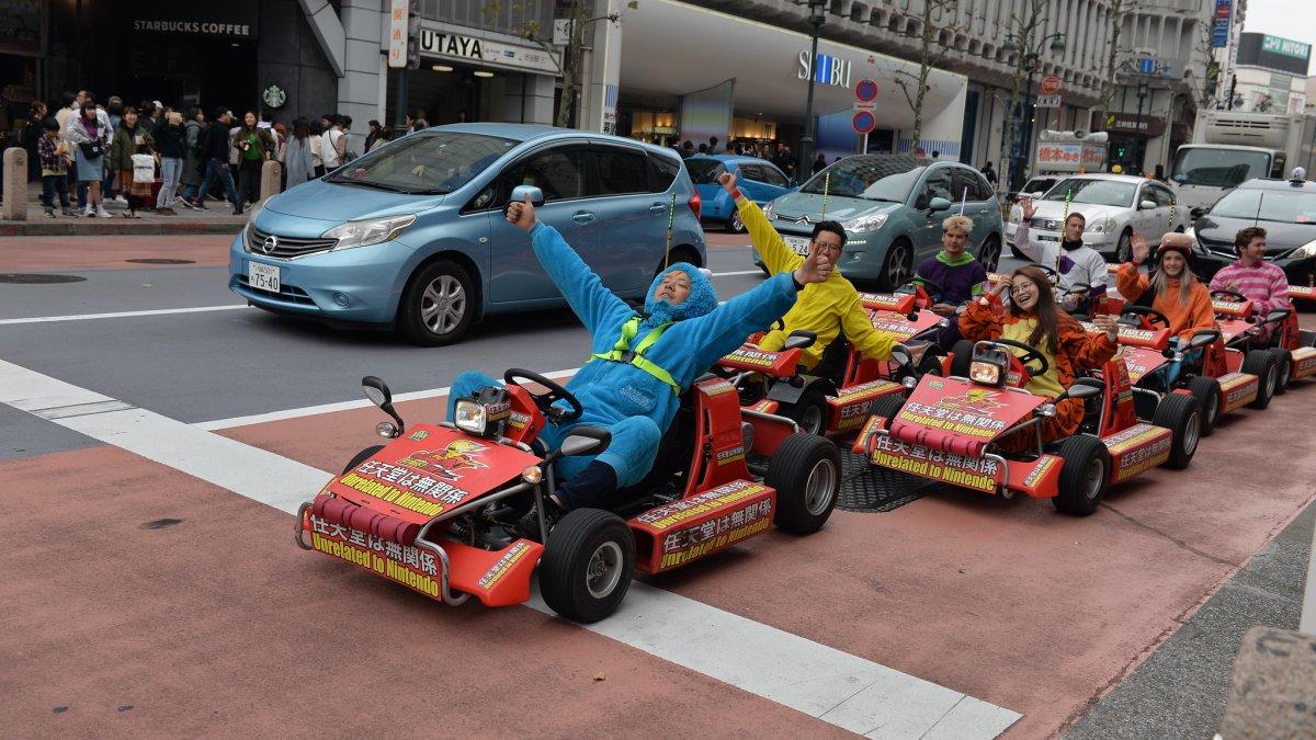 Turis asing yang mencoba go kart di jalanan Tokyo Jepang