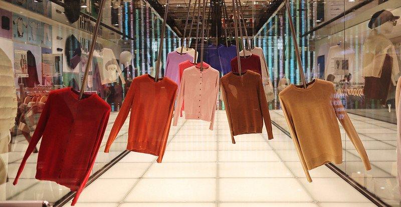 UNIQLO Ginza Store, satu tempat wisata terbaik di Ginza Tokyo Jepang yang menarik buat dijelajahi.
