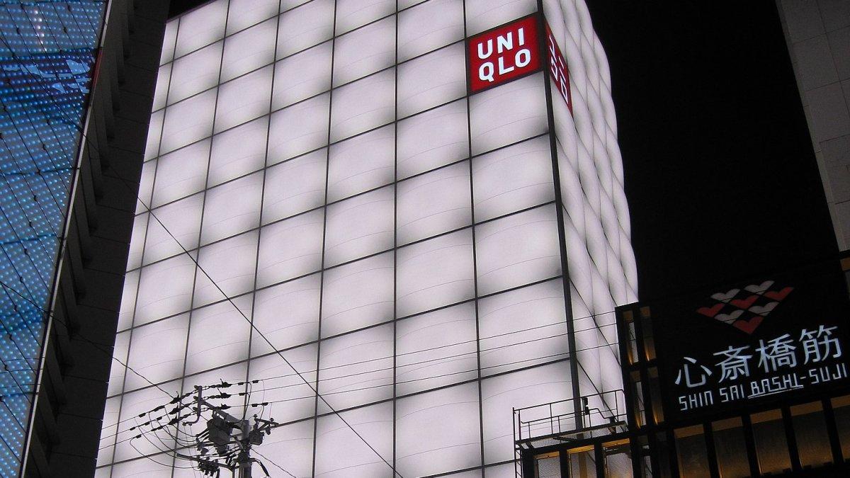 UNIQLO Osaka, satu toko Uniqlo terbaik di Osaka Jepang buat berburu oleh-oleh.