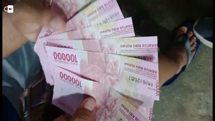 Ilustrasi uang seratus ribuan.