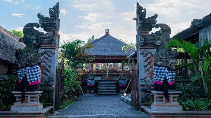 Suasana tempat wisata Ubud Water Palace di Bali.
