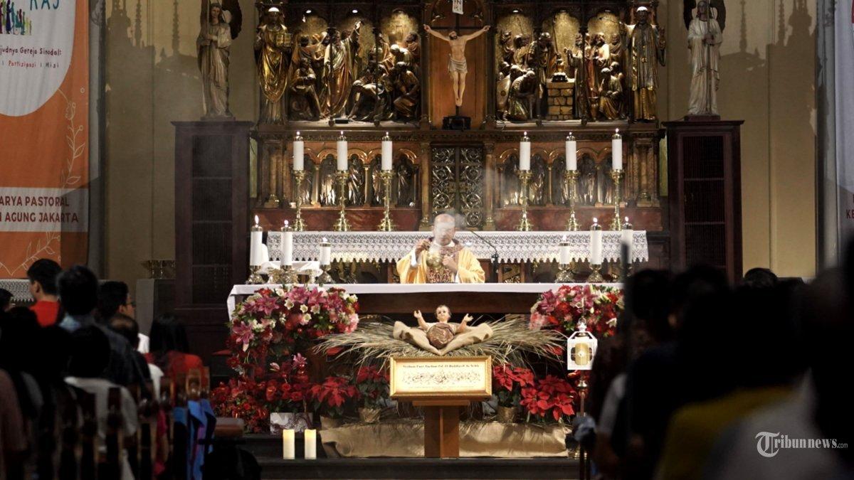 Umat Katolik melaksanakan Misa Malam Natal di Gereja Katedral, Jakarta, Minggu (24/12/2023). Tema Natal yang diusung Gereja Katedral Jakarta tahun ini adalah 'Kemuliaan kepada Allah dan Damai Sejahtera di Bumi'.