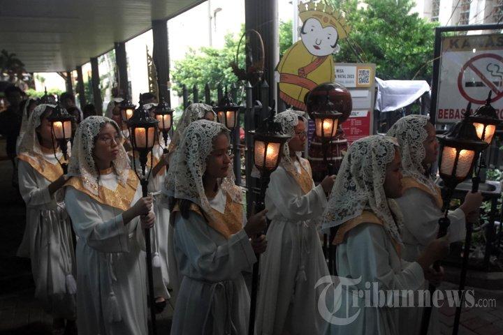 Umat Katolik melaksanakan Misa Malam Natal di Gereja Katedral, Jakarta, Minggu (24/12/2023). Tema Natal yang diusung Gereja Katedral Jakarta tahun ini adalah 'Kemuliaan kepada Allah dan Damai Sejahtera di Bumi'.