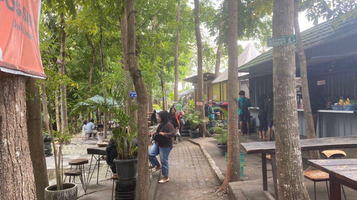 Area duduk di Umbul Besuki Klaten yang dilengkapi dengan warung, Sabtu (2/12/2023).