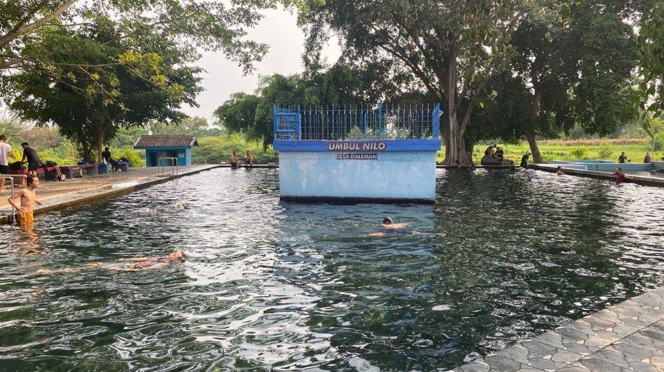 Sejumlah pengunjung berenang di kolam utama Umbul Nilo, Kabupaten Klaten, Jawa Tengah, Jumat (3/11/2023). Adapun kolam utama tersebut memiliki kedalaman 100-160 cm.