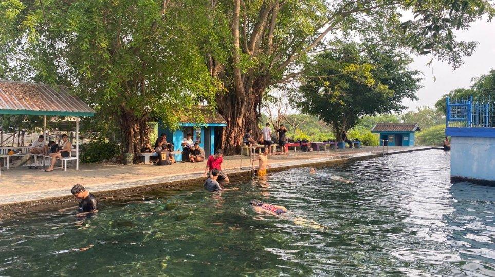 Sejumlah pengunjung berenang di kolam utama Umbul Nilo, Kabupaten Klaten, Jawa Tengah, Jumat (3/11/2023). Adapun kolam utama tersebut memiliki kedalaman 100-160 cm.