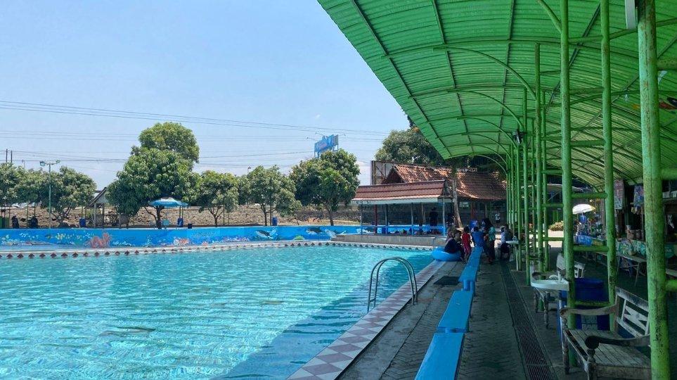 Kolam dewasa di Umbul Pelem Waterpark, Kabupaten Klaten, Jawa Tengah pada Kamis (5/10/2023). Kolam dewasa tersebut memiliki kedalaman bervariasi mulai 1,5 sampai 2 meter.
