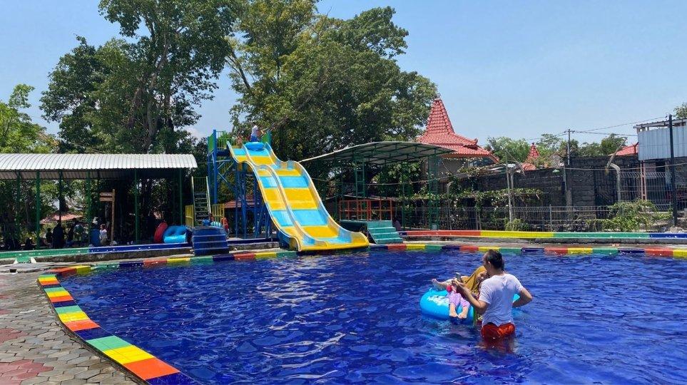 Pengunjung berfoto di kolam Umbul Pelem Waterpark, Kabupaten Klaten, Jawa Tengah pada Kamis (5/10/2023).