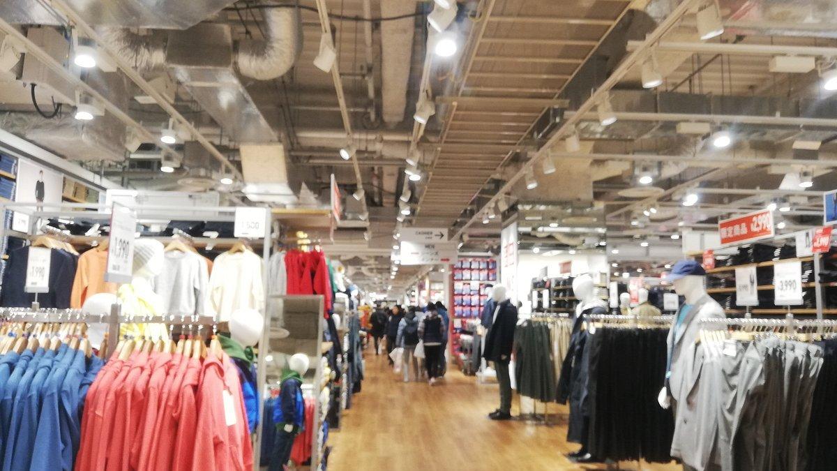 Uniqlo LINKS UMEDA, satu toko Uniqlo terbaik di Osaka Jepang buat berburu oleh-oleh.