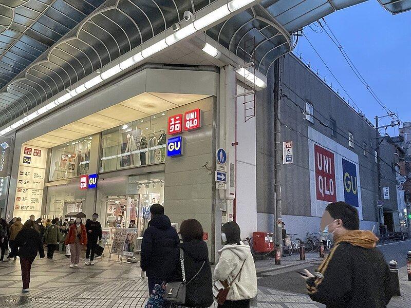 Uniqlo Shinsaibashi, satu toko Uniqlo terbaik di Osaka Jepang buat berburu oleh-oleh.