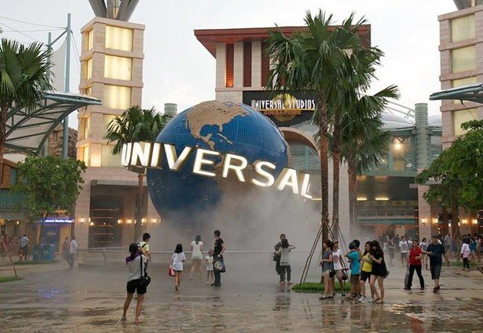 WISATA SINGAPURA - Potret ikon Universal Studios Singapore yang menjadi salah satu destinasi populer di Singapura, Minggu (23/2/2025).