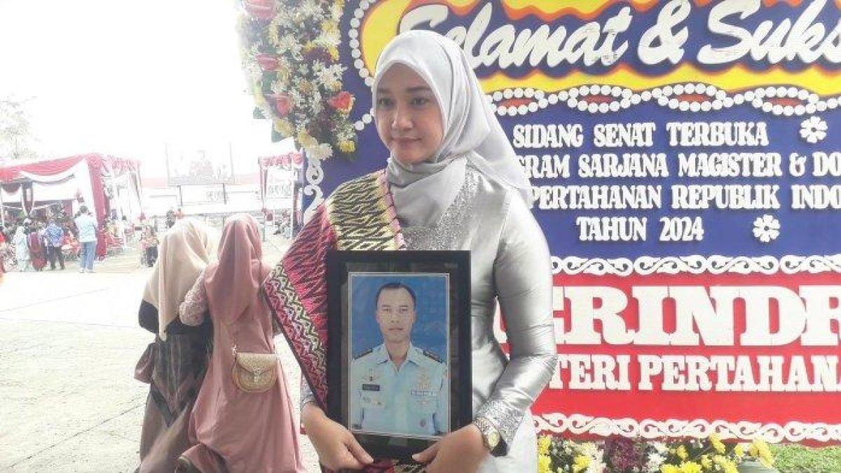 Suasana haru mewarnai acara wisuda di Universitas Pertahanan (Unhan) Indonesia 2024, Citeureup, Kabupaten Bogor, Senin (12/2/2024).
